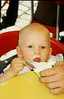 Das Eis schmeckt dem Baby
