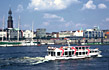 Eine Hafenrundfahrt gehört zum Hamburg-Besuch