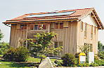 Holzhaus mit Solaranlage