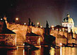 Wunderschön beleuchtet bei Nacht: die Karlsbrücke